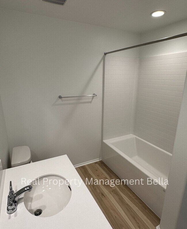 Building Photo - Modern Luxury Awaits: Discover Your Dream Home!