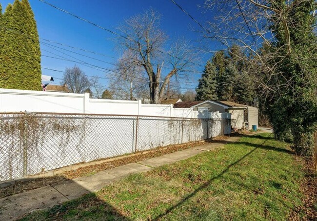 Building Photo - 925 N Pine St