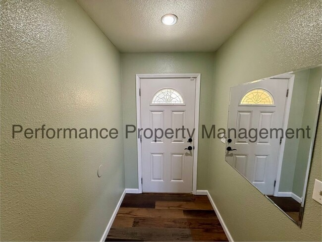 Building Photo - Updated 3 Bed/2 Bath Taft Home w/ Pool, Solar & $0 Deposit Option