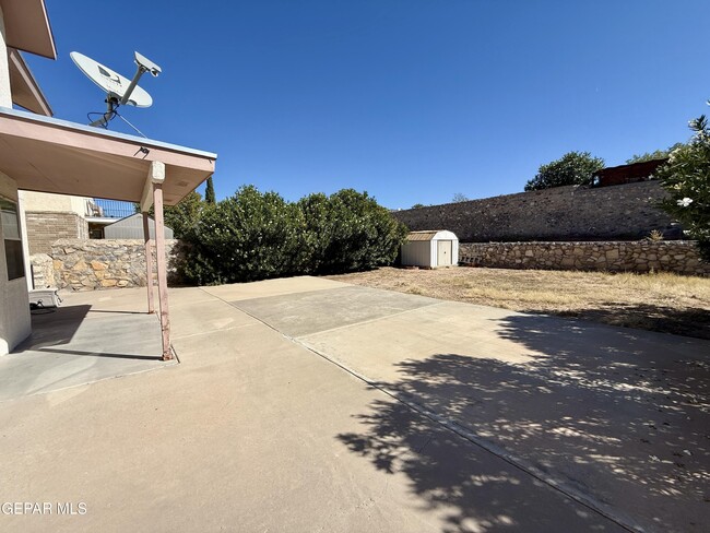 Building Photo - 7404 Luz De Lumbre Ave