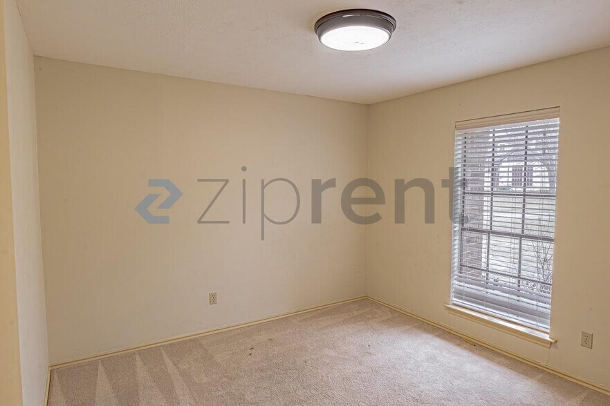 Building Photo - 10 Cypress Ct