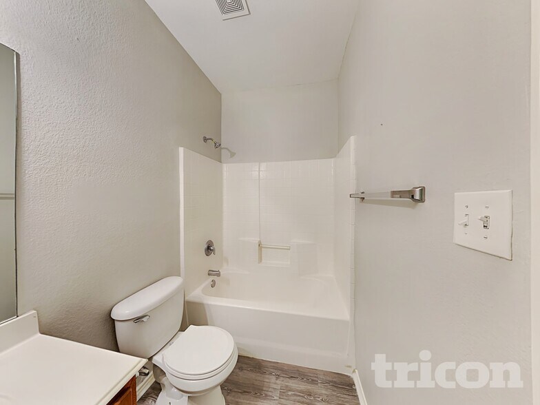 Building Photo - 1615 Hillside Dr
