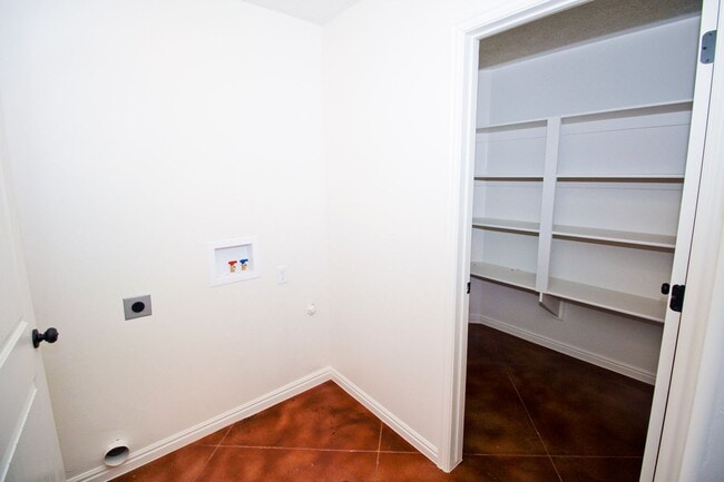 Building Photo - 3 bed, 2.5 bath town house *Internet Included