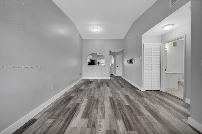Building Photo - 1261 SE 27th St