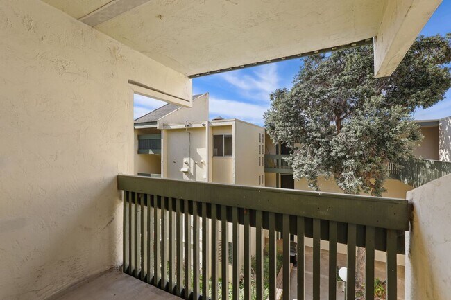 Building Photo - Modern Studio in BayHo - Can come fully furnished or unfurnished!