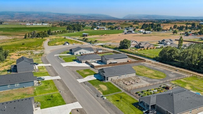 Building Photo - 4 Bedroom Home with Spacious Fully Fenced ...