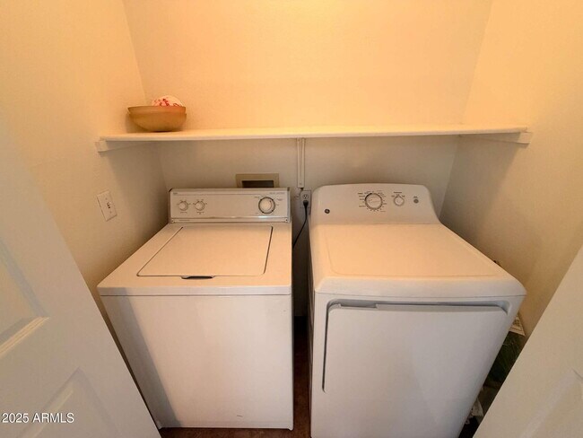 Building Photo - 1295 N Ash St