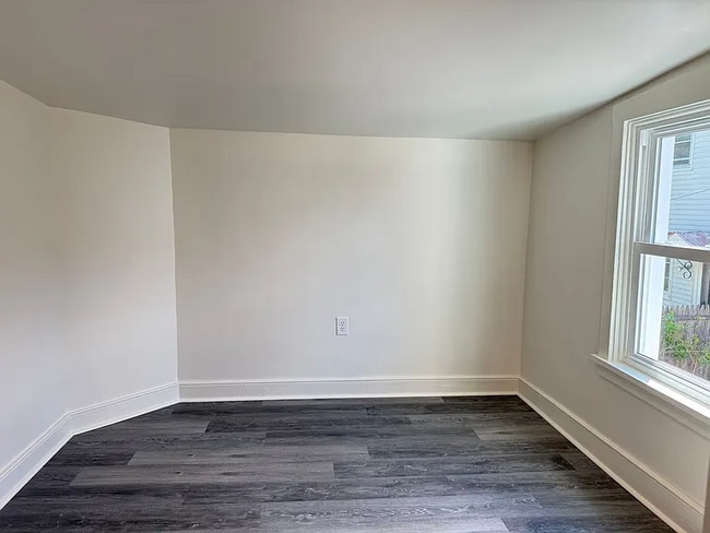 Building Photo - FULLY RENOVATED TOP TO BOTTOM!