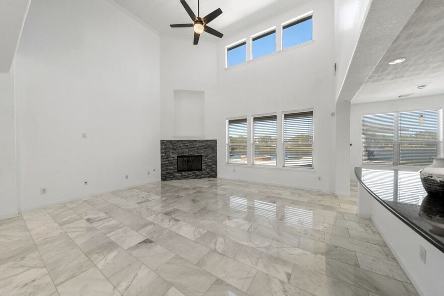 Building Photo - 1922 Lake Grayson Dr