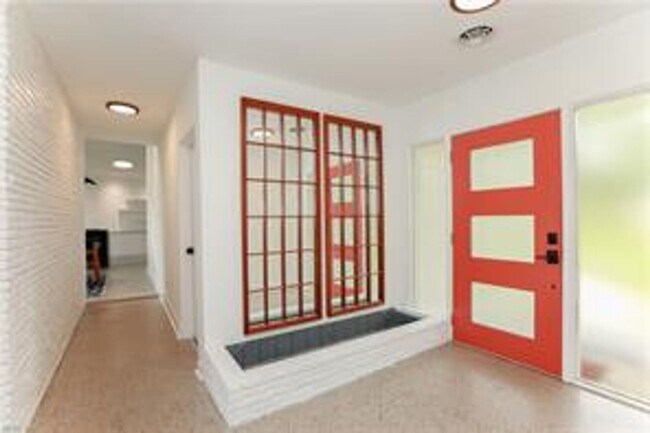 Building Photo - 4 BED/3 BATH LOCATED IN A WATERFRONT COMMUNITY!