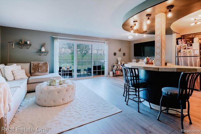 Building Photo - 430 Fox Hills Dr S