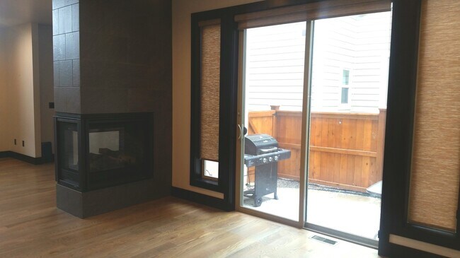 Building Photo - Gorgeous modern 5 bedroom - Minutes from MSU!