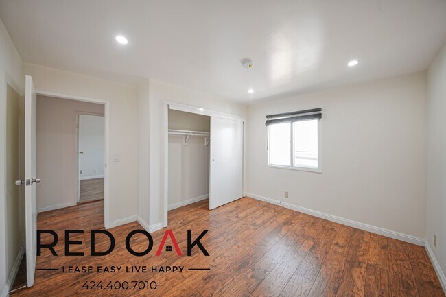 Building Photo - ~2 Weeks FREE~ Stylish Two Bedroom with Re...