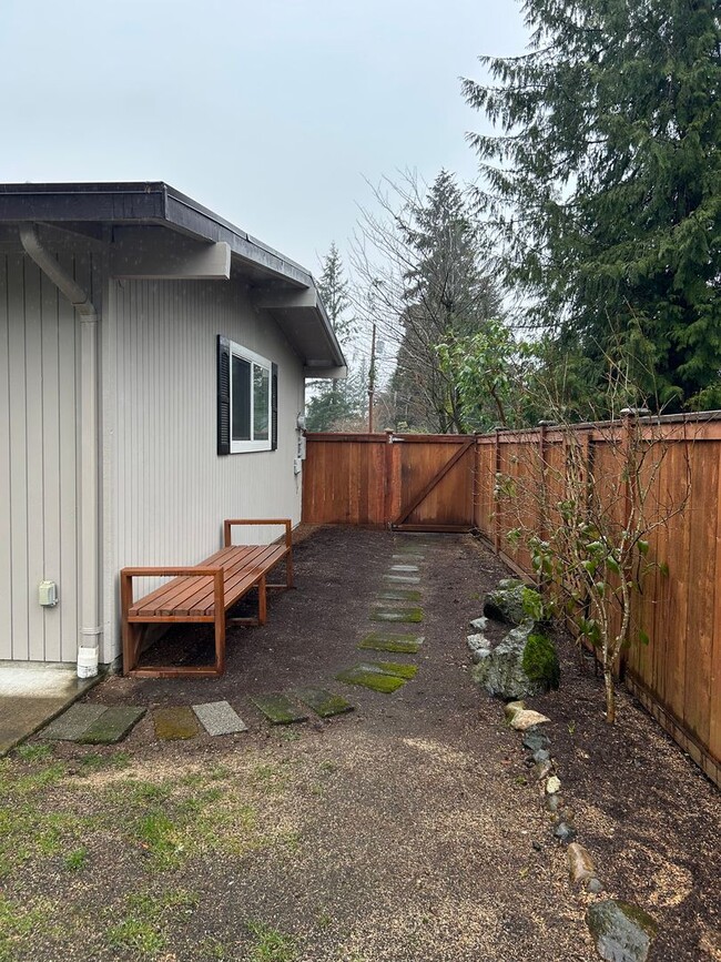 Building Photo - Mid-Century Bellevue Rambler 4 Bedroom 2 B...