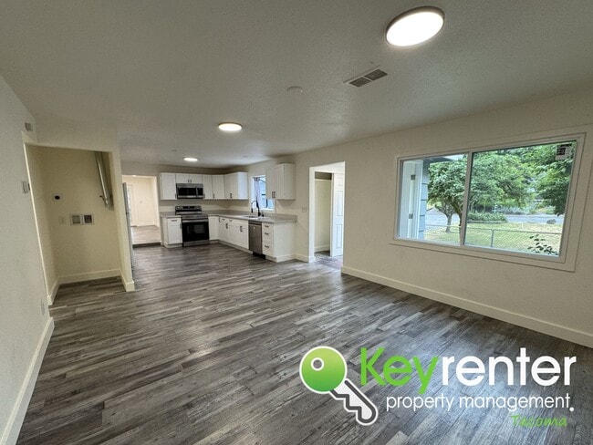 Building Photo - Fully Renovated 4-Bedroom Home with in Lak...