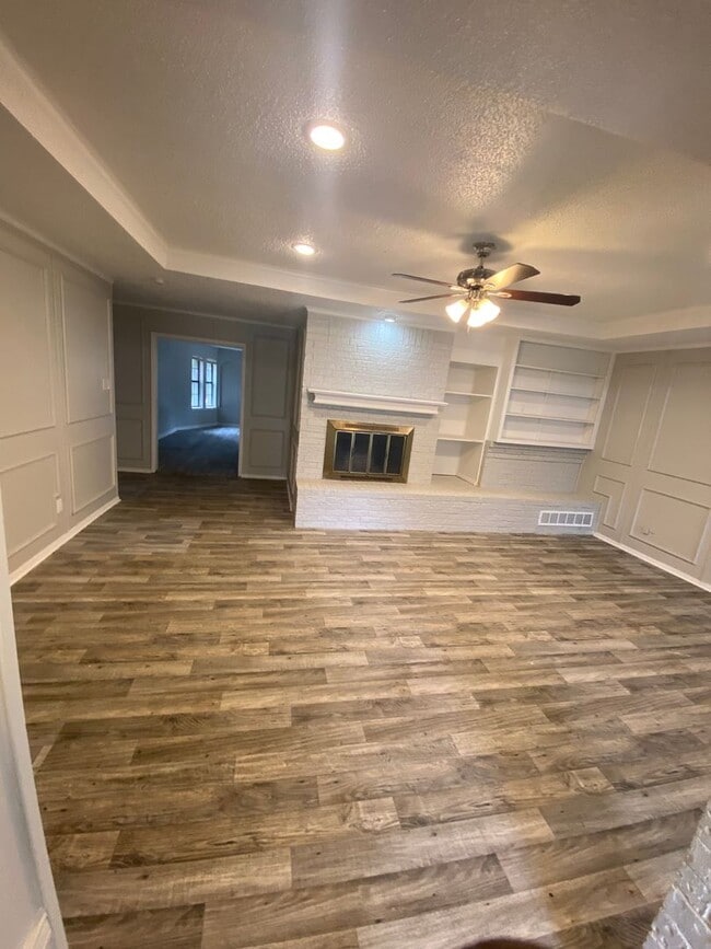 Building Photo - Blend of comfort and convenience