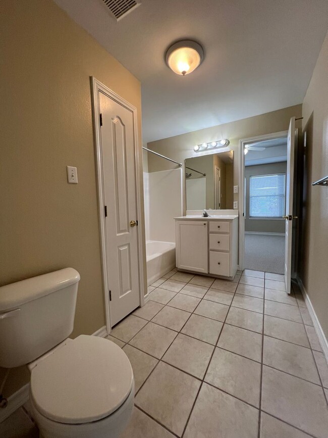 Building Photo - WATERFRONT TOWNHOME ON THE ISLAND!