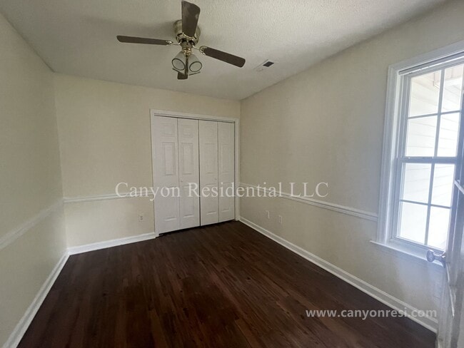Building Photo - Beautiful 3b Room!Move in ready!