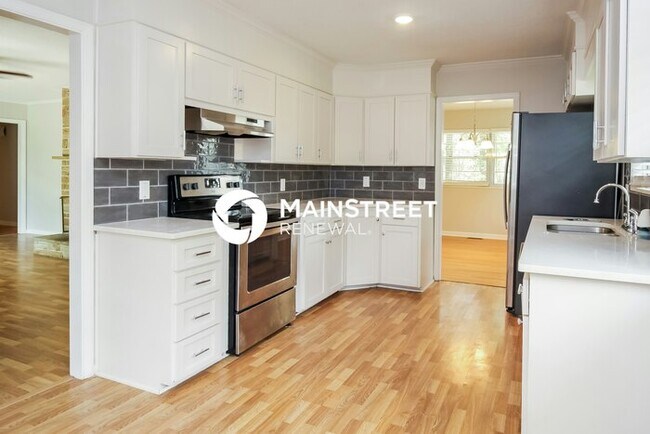 Building Photo - 3 Bedroom Pet-Friendly Home in FULTONDALE, AL with Main Street Renewal