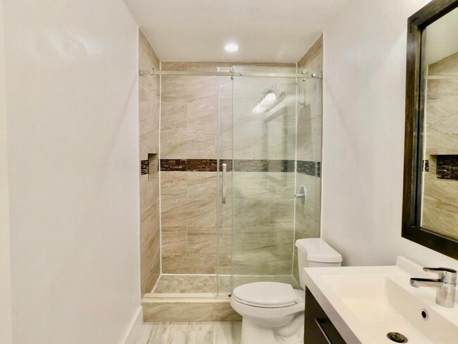 Guest Bathroom - 4155 Turnberry Cir