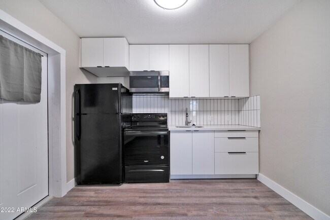 Building Photo - 6 E Linda Ln