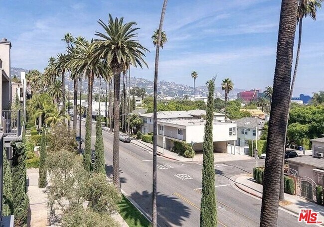 Building Photo - 439 N Doheny Dr