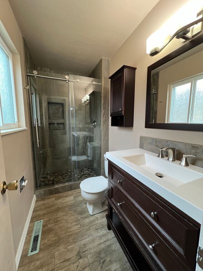 Building Photo - 4 Bedroom Updated Home in Garden Ranch