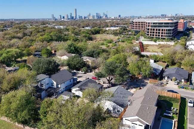 Building Photo - 1115 Brookswood Ave