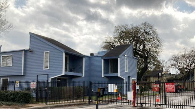 Building Photo - 1 bedroom / 1 bathroom 1st floor unit