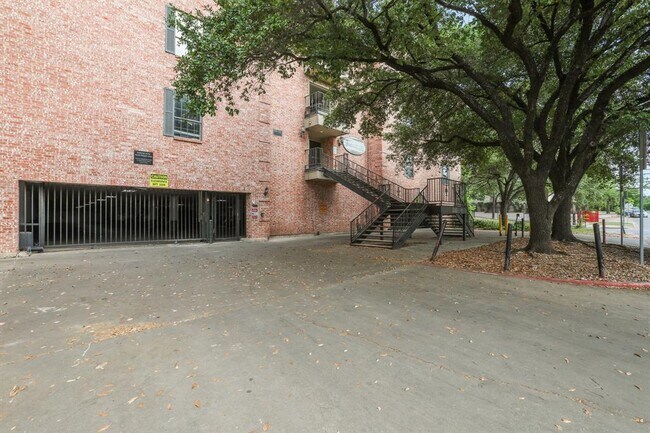 Building Photo - 2401 Leon St