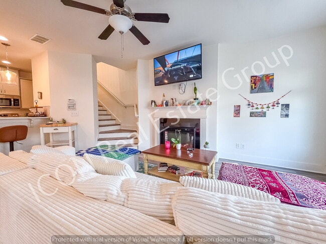 Building Photo - Spacious 3/2.5 Townhome