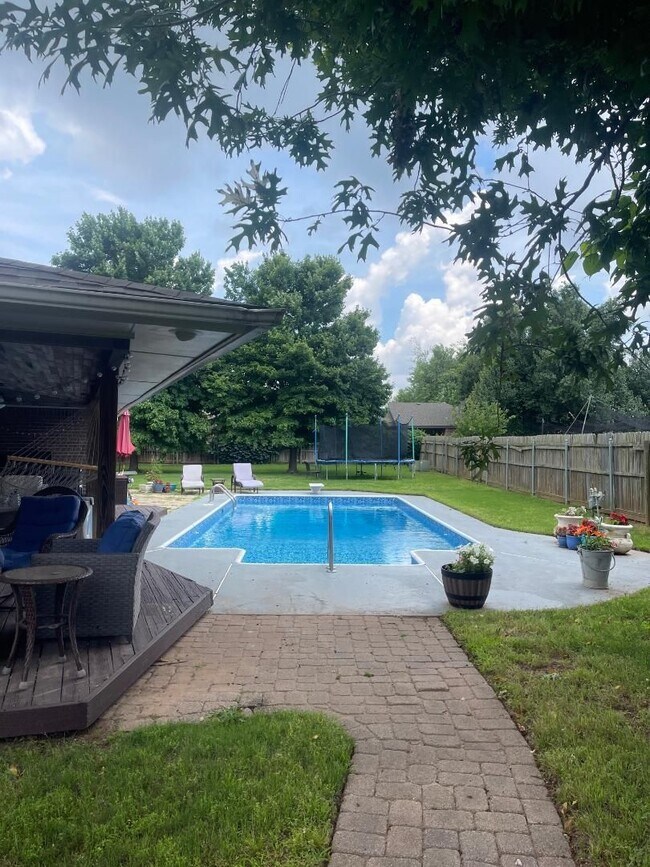 Building Photo - Gorgeous 3 BED, 2 BATH PLUS OFFICE WITH POOL!!!