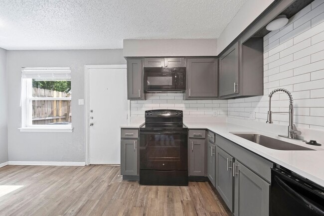 Building Photo - Diamond Villas