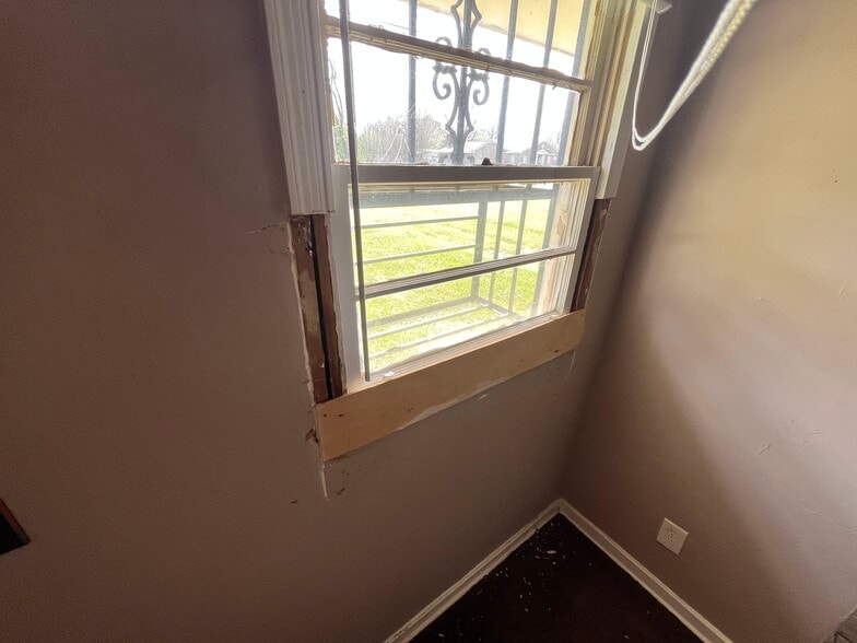 Building Photo - 1958 Kenny St