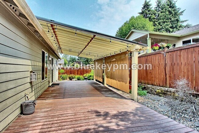 Building Photo - 3 Bed, 2 Bath : A GREAT Multi-Generational Home