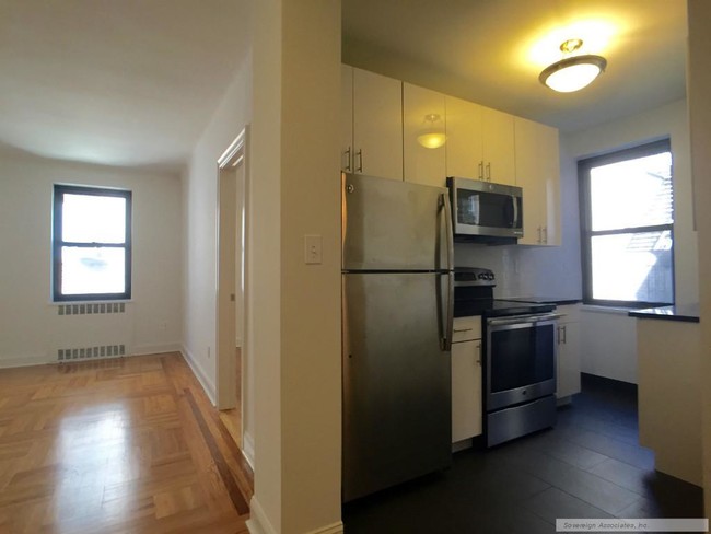 Living room/kitchen - 700 Fort Washington Avenue