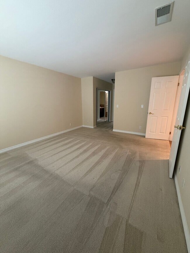 Building Photo - 2377 Sommerset Dr
