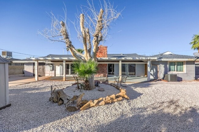 Building Photo - 3701 Pyramid Dr