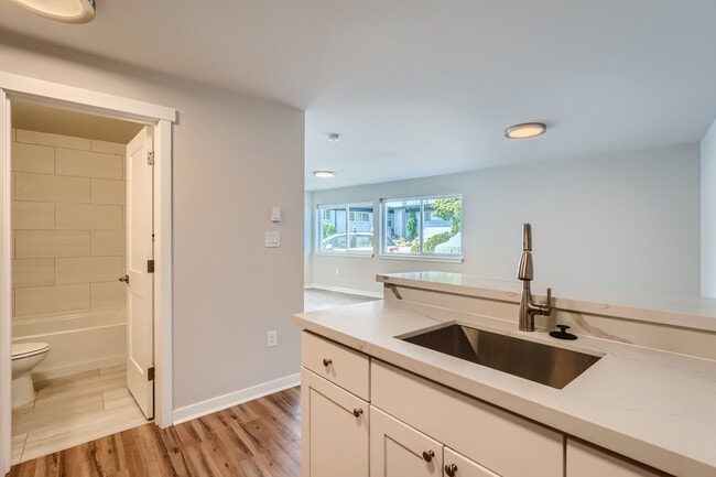 Building Photo - Spacious Apartment on Alki Beach!