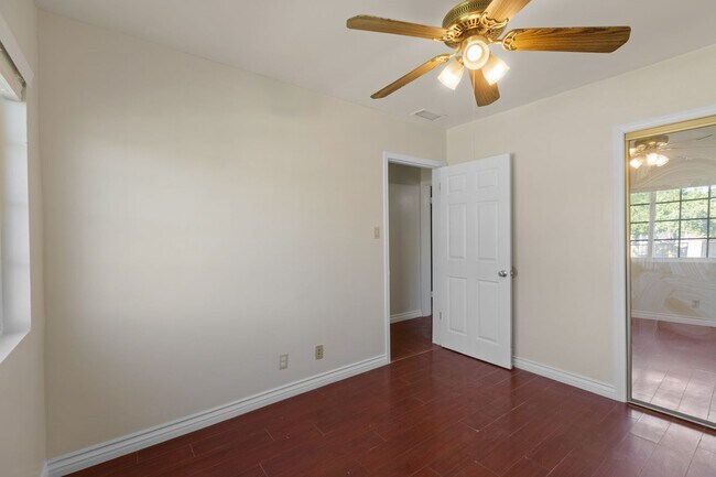 Building Photo - 15424 Mayall St