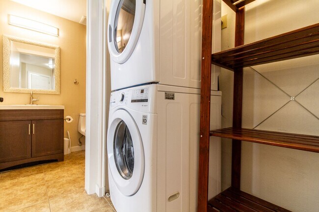 Building Photo - **Charming 2 Bedroom Condo for Rent at Park Centre**