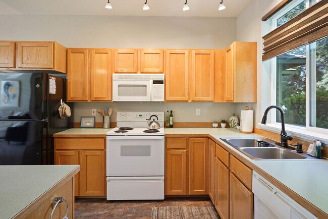 Building Photo - 1084 Golden Pheasant Dr
