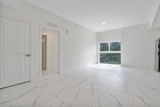 Building Photo - 420 SW 7th Ave