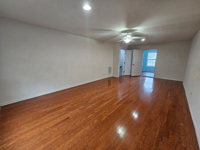 Building Photo - Spacious 4 Bedroom Home in Hampstead