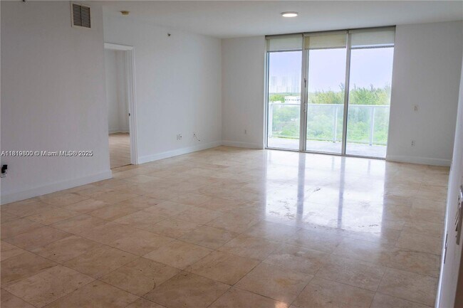 Building Photo - 15051 Royal Oaks Ln
