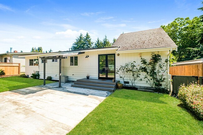 Building Photo - Warm and Welcoming 3 Bedroom in Prime Seattle Location