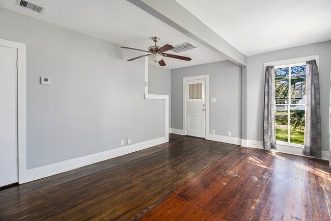 Building Photo - 315 W Blum St