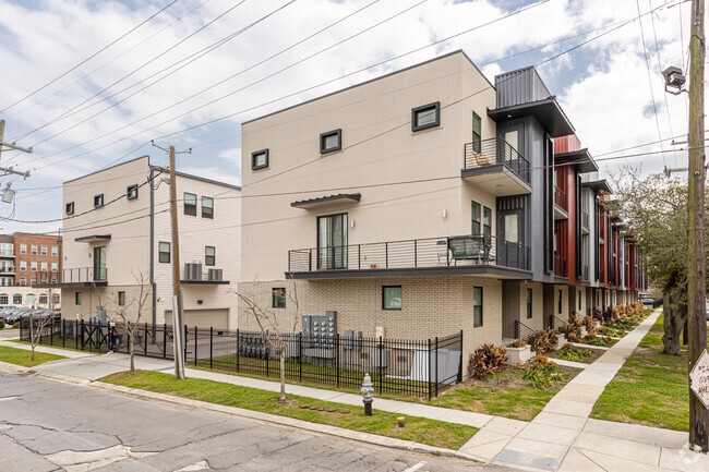 Building Photo - 3701 Bienville St