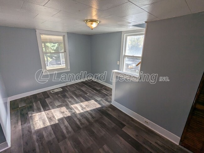 Building Photo - Cozy 2-Bedroom Home on a Beautiful Lot in Amherst!