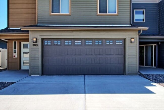 Building Photo - Modern 3 Bedroom 3 Bath Townhome in New Construction Neighborhood